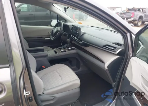 2021 Toyota Sienna Le z USA, uszkodzony, nr VIN 5TDKRKEC6MS057707